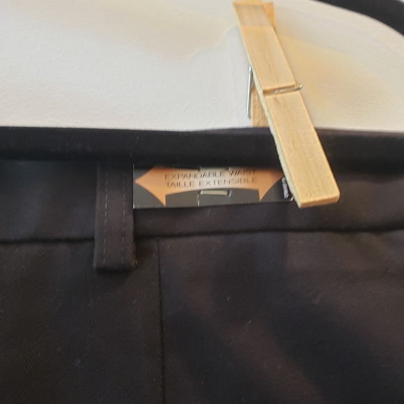 Brand new Haggar Men's No Iron Khaki Classic Fit, Expandable Waist - Picture 7 of 11